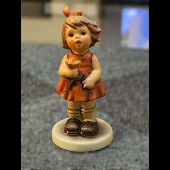 Goebel Hummel Figurine – “Ein Röschen für Dich Roses Are Red” – First Issue 1998 - Picture 1 of 8